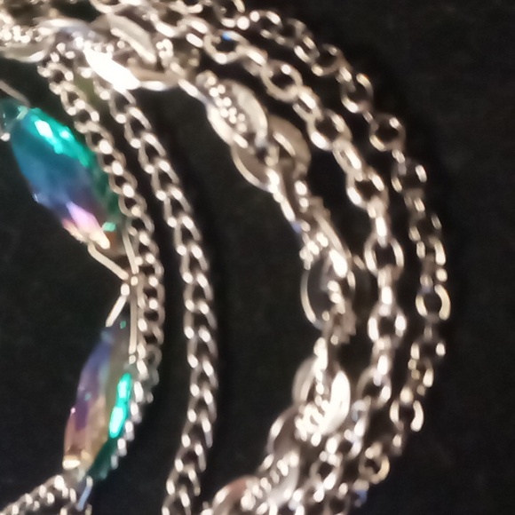 Vera wang layers chunky chain with a strand or iradecent carnival glass . - Picture 4 of 5